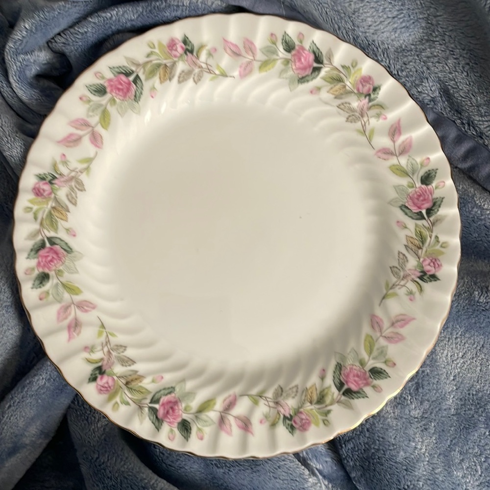 Creative fine China rose pattern 10.25” plate #2345 gold rimmed